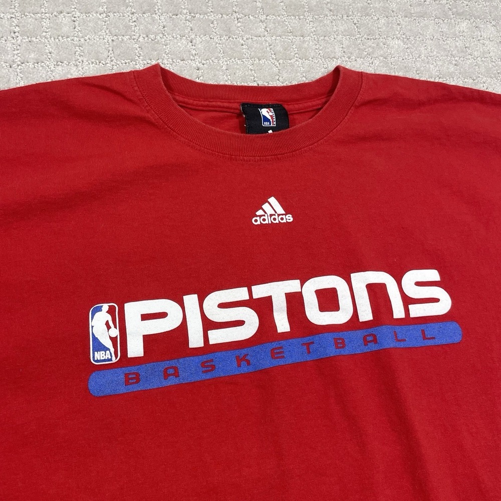 VTG Detroit Pistons Red Adidas NBA Basketball Size XL Retro Y2K‎ Tshirt